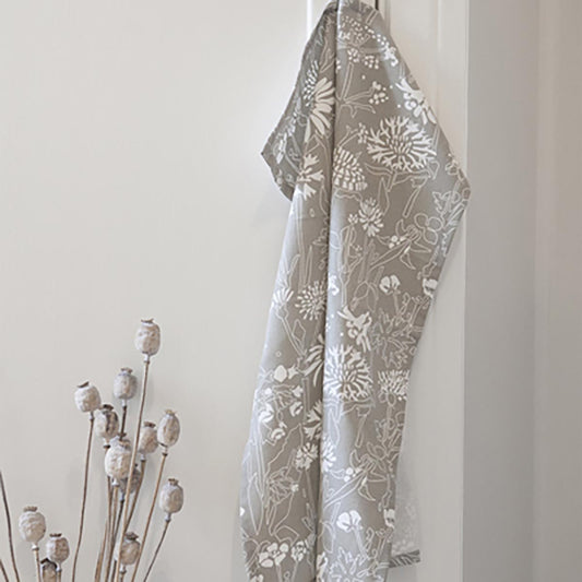 Solvik - Greige geblümtes Küchenhandtuch - athomewithpaula