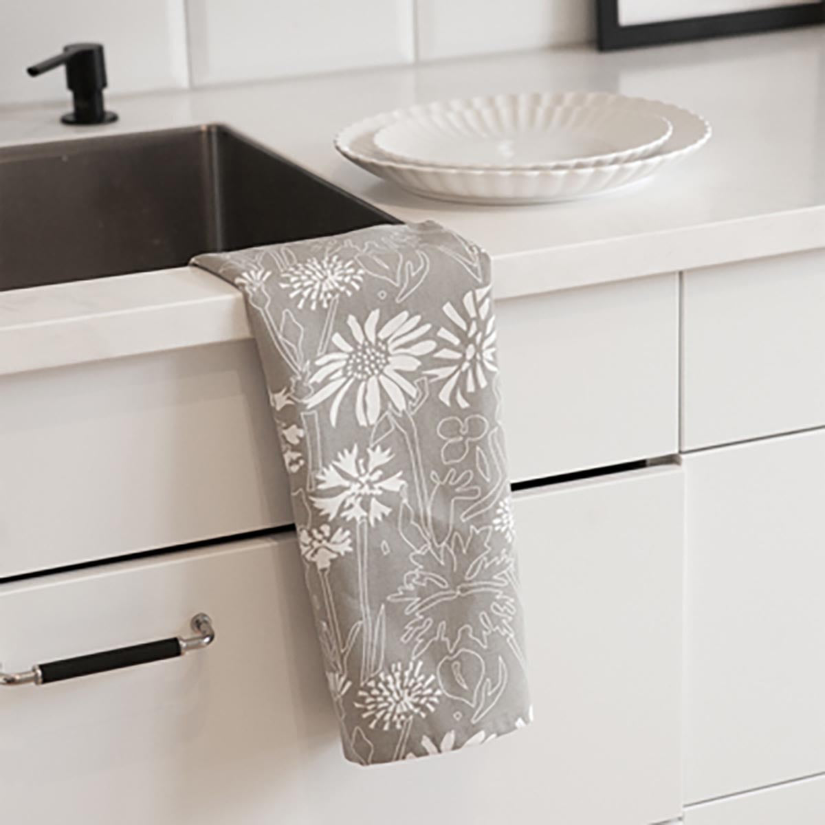 Solvik - Greige geblümtes Küchenhandtuch - athomewithpaula