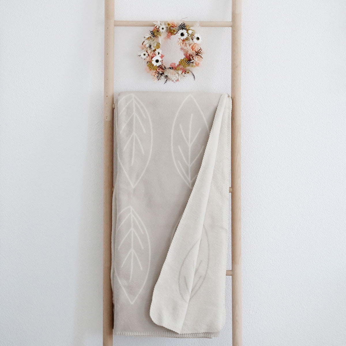 kuschelige Wohndecke BENTE aus 100 % Bio-Baumwolle (kbA) beige - athomewithpaula