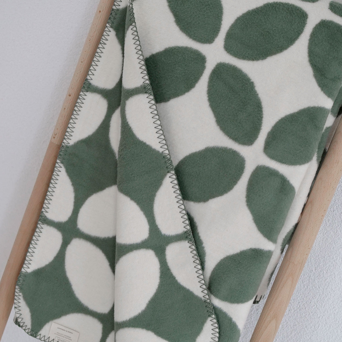 weiche Wohndecke BJARNE aus 100 % Bio-Baumwolle (kbA) salbei-grün und natur - athomewithpaula