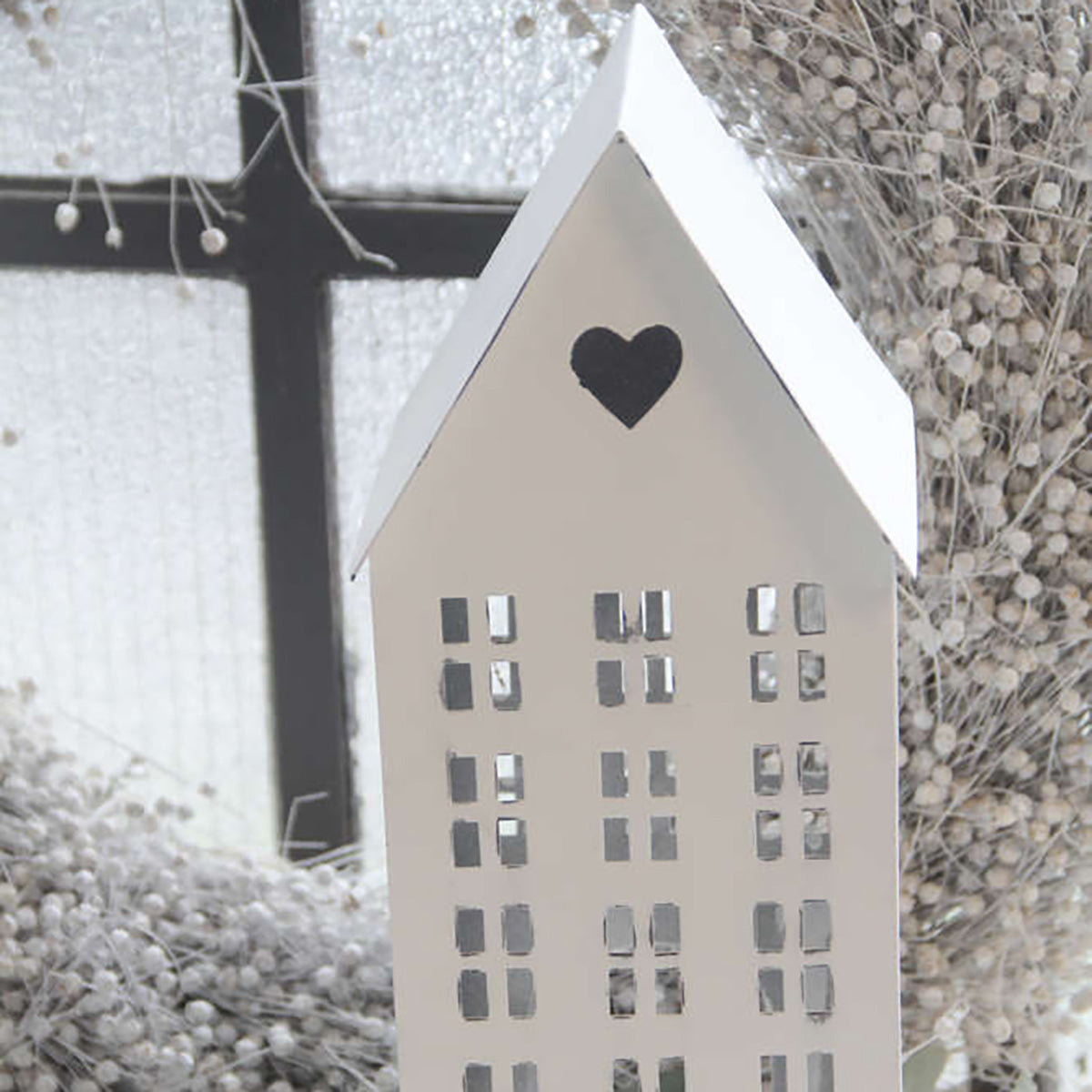 Weisses schmales Haus hoch mit Herz 40 cm - athomewithpaula