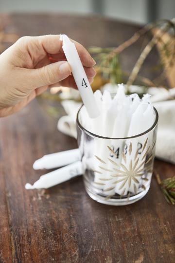 Dünne Kerzen 1-24 weiss mit schwarzen Zahlen