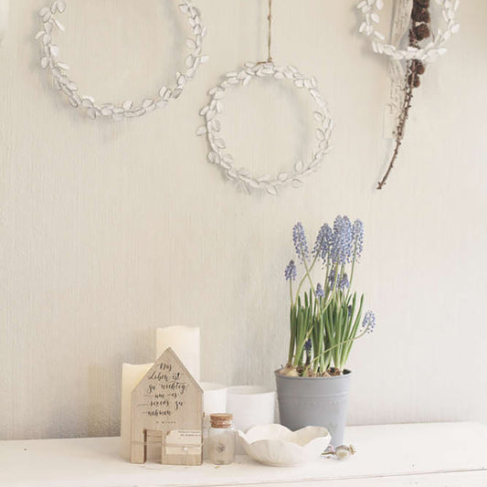 Kranz weiss mit kleinen Blättern 29 cm - athomewithpaula