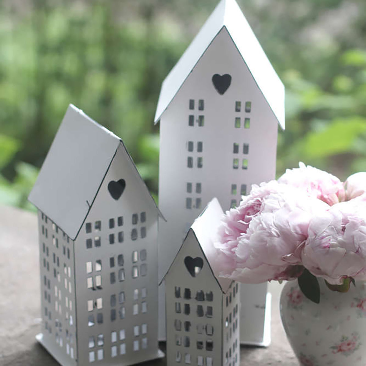 Weisses schmales Haus klein 5,5 x 7 x 16 cm - athomewithpaula