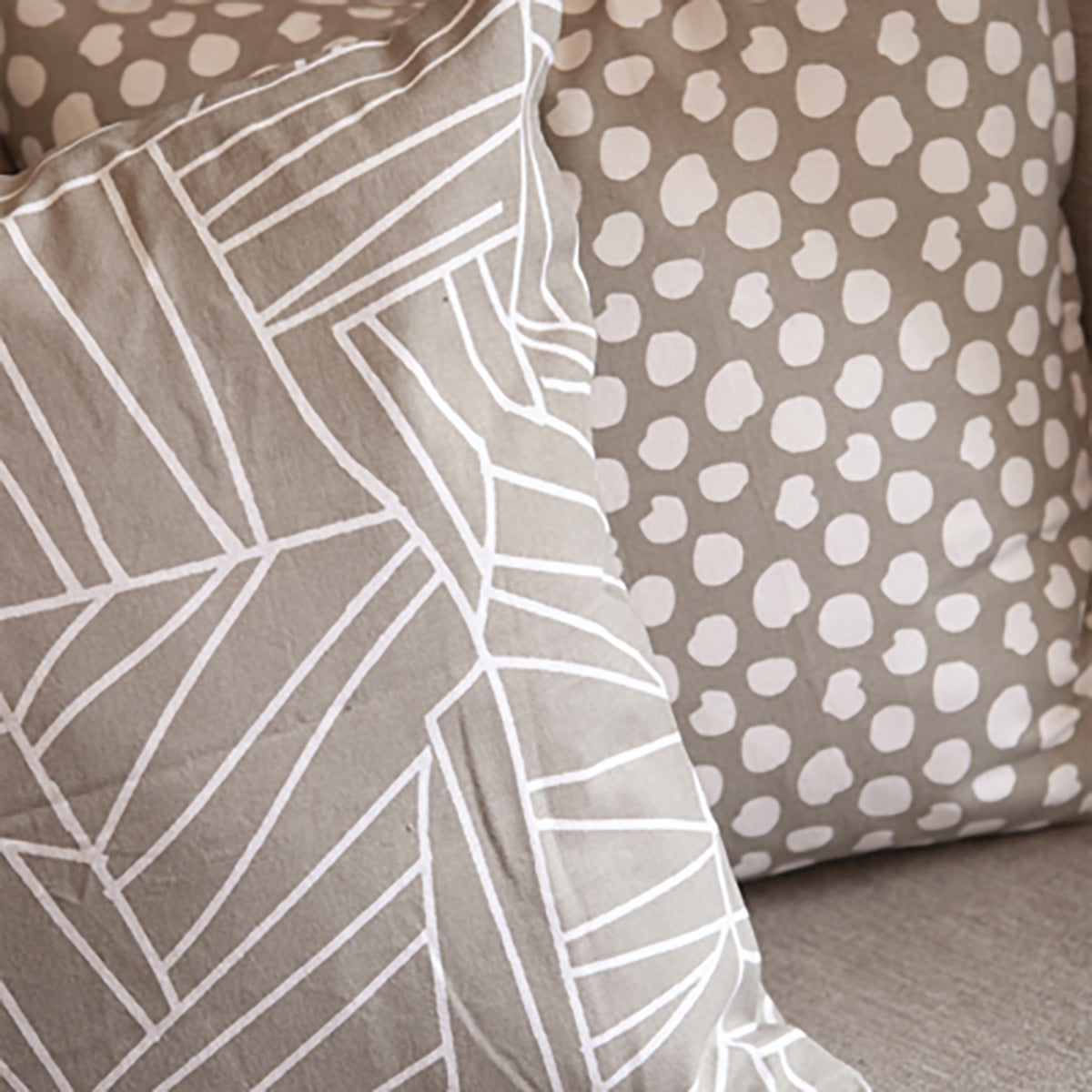 Brunneby - Greige gestreifte Kissenhülle - athomewithpaula