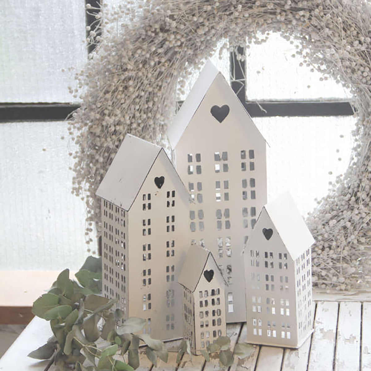 Weisses schmales Haus klein 5,5 x 7 x 16 cm - athomewithpaula