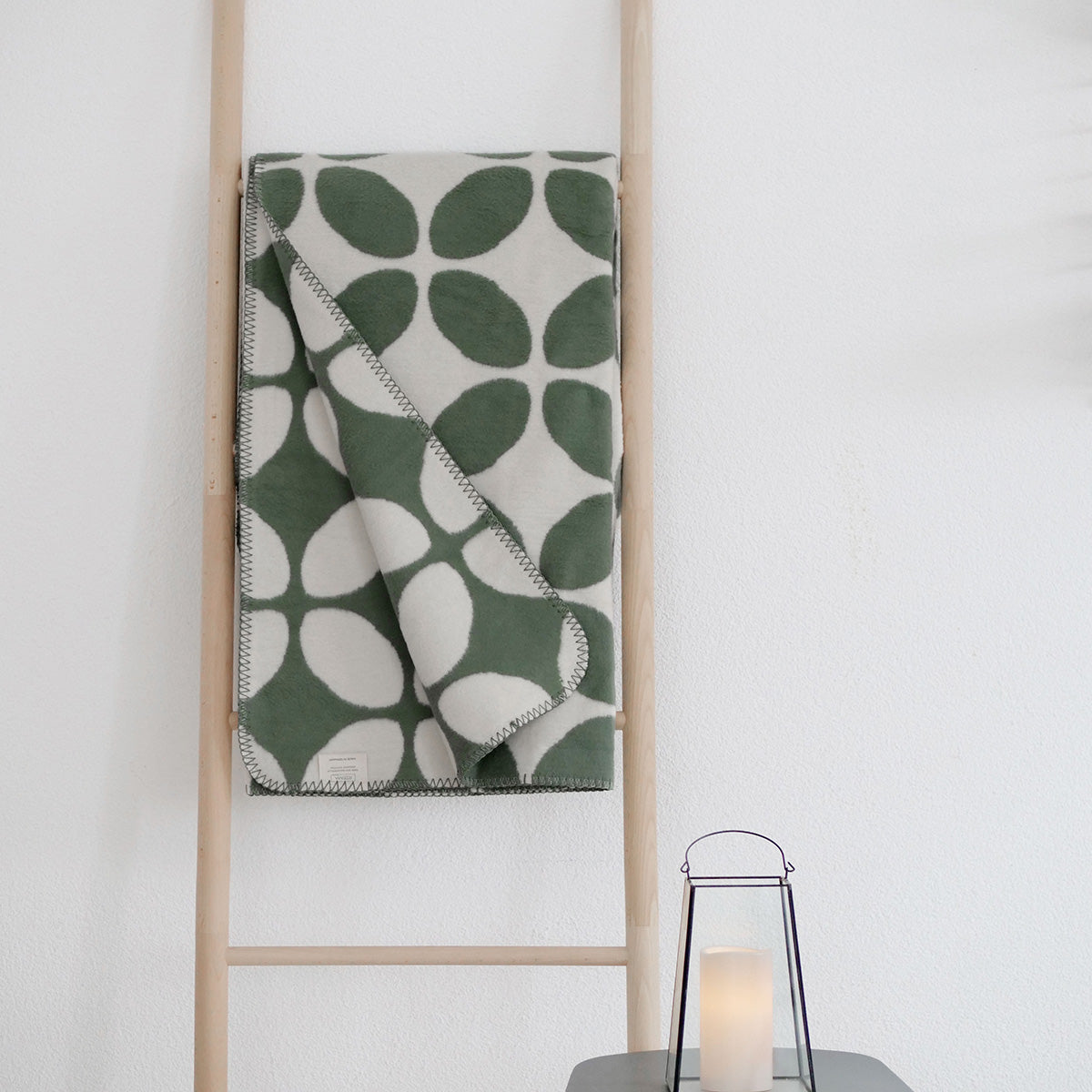 weiche Wohndecke BJARNE aus 100 % Bio-Baumwolle (kbA) salbei-grün und natur - athomewithpaula