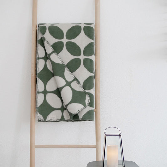 weiche Wohndecke BJARNE aus 100 % Bio-Baumwolle (kbA) salbei-grün und natur - athomewithpaula