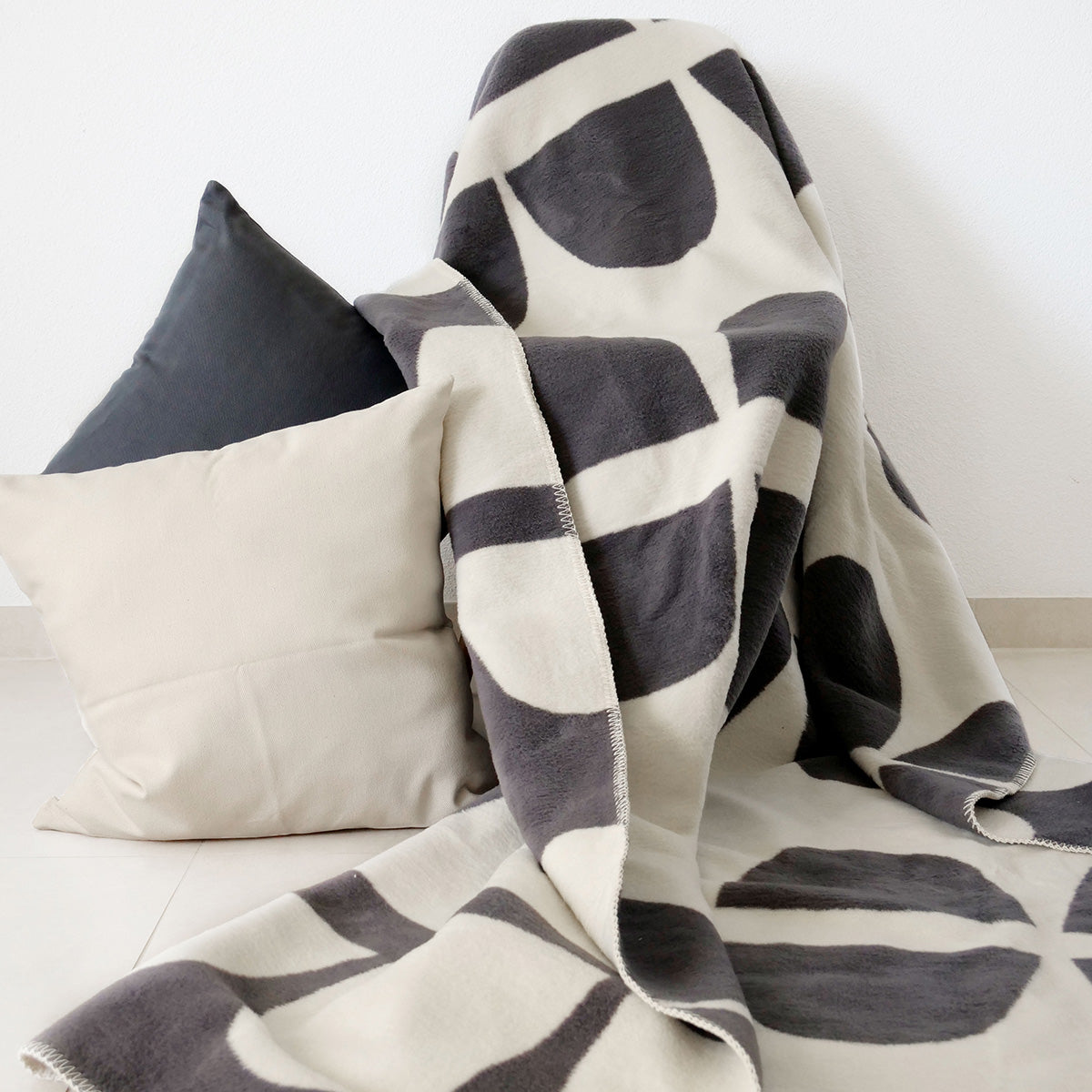 Weiche Kuscheldecke ELLA aus 100 % Bio-Baumwolle (kbA), grau-natur - athomewithpaula