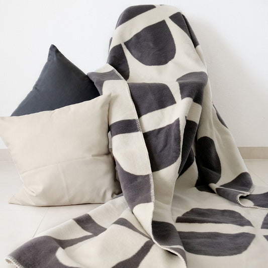 Weiche Kuscheldecke ELLA aus 100 % Bio-Baumwolle (kbA), grau-natur - athomewithpaula