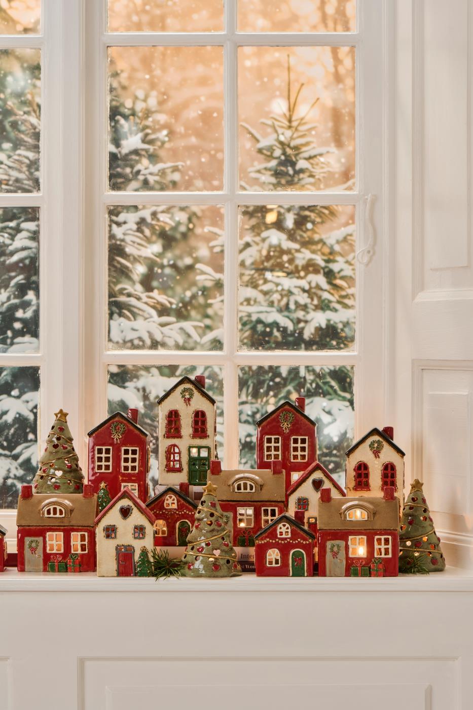 Haus für Teelicht Stillenat rotes Dach und Tannenbaum