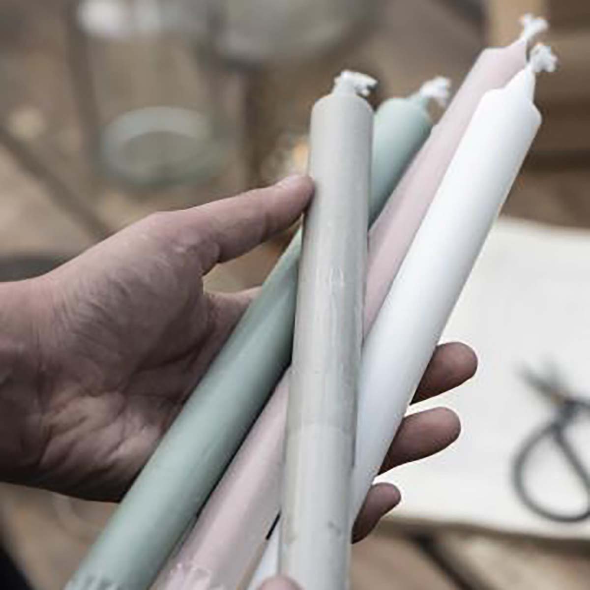 Schachtel mit 4 hohen rustikalen Stabkerzen rosa Nordisches Umweltzeichen Stearin - athomewithpaula