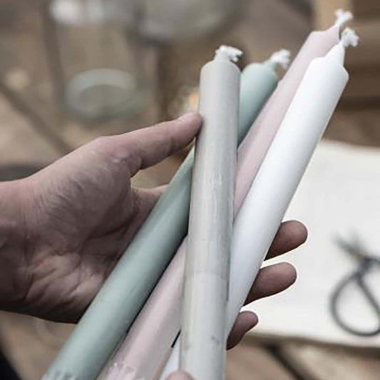 Schachtel mit 4 hohen rustikalen Stabkerzen rosa Nordisches Umweltzeichen Stearin - athomewithpaula