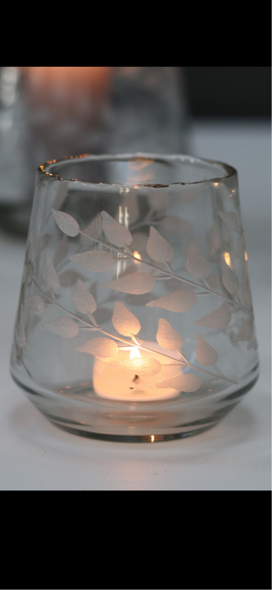 HANDGEFERTIGTE VASE MIT GRAVUR