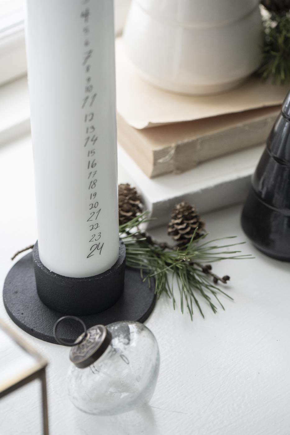 Weihnachtskerze 1-24 weiss mit dunkelgrauen Zahlen - athomewithpaula