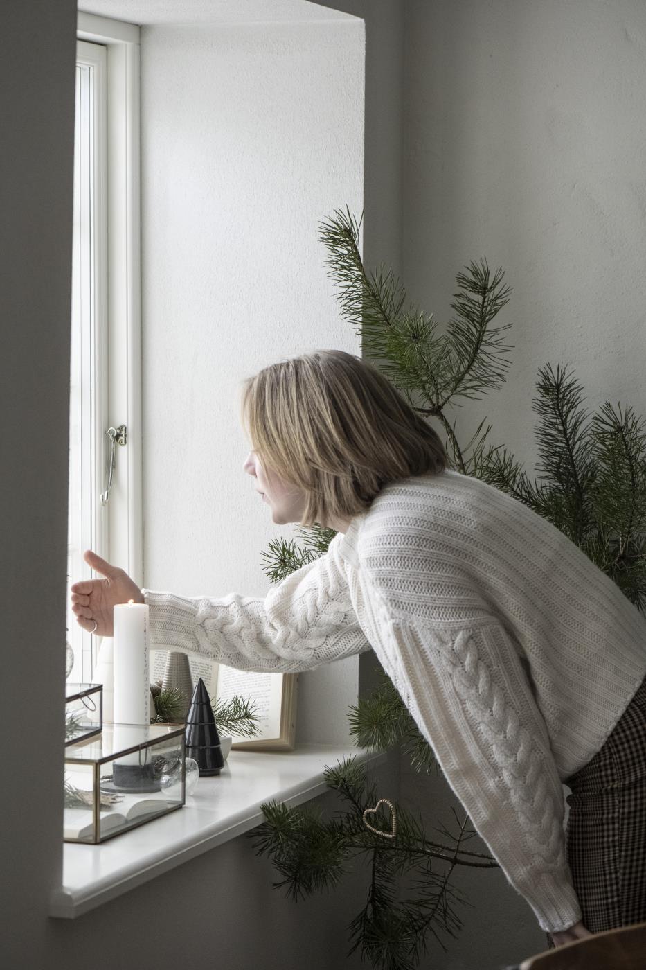 Weihnachtskerze 1-24 weiss mit dunkelgrauen Zahlen - athomewithpaula