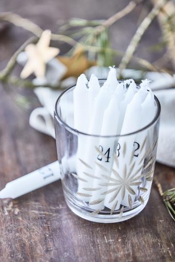 Dünne Kerzen 1-24 weiss mit schwarzen Zahlen