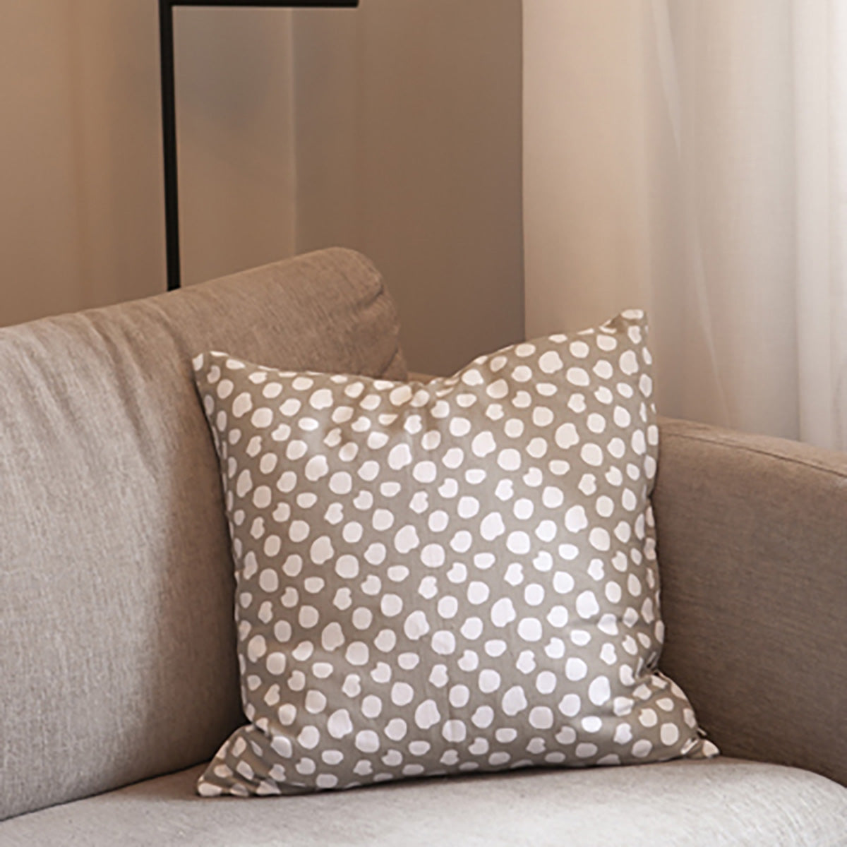 Ekerum - Greige gepunktete Kissenhülle - athomewithpaula
