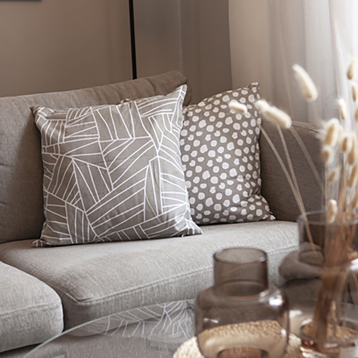 Ekerum - Greige gepunktete Kissenhülle - athomewithpaula