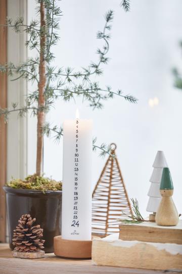 Weihnachtskerze 1-24 weiss mit dunkelgrauen Zahlen - athomewithpaula