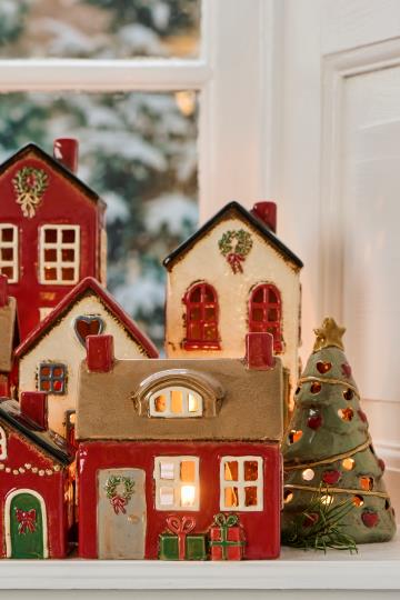 Haus für Teelicht Stillenat mit roter Schleife auf der Tür