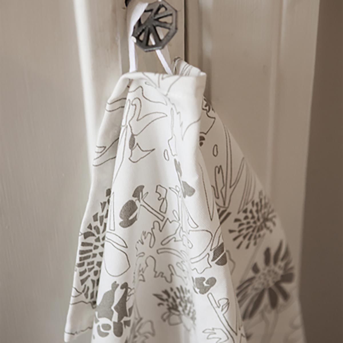 Solvik - Weißes geblümtes Küchenhandtuch - athomewithpaula