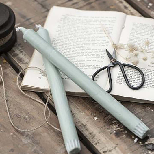 Schachtel mit 4 hohen rustikalen Stabkerzen hellgrün Nordisches Umweltzeichen Stearin - athomewithpaula