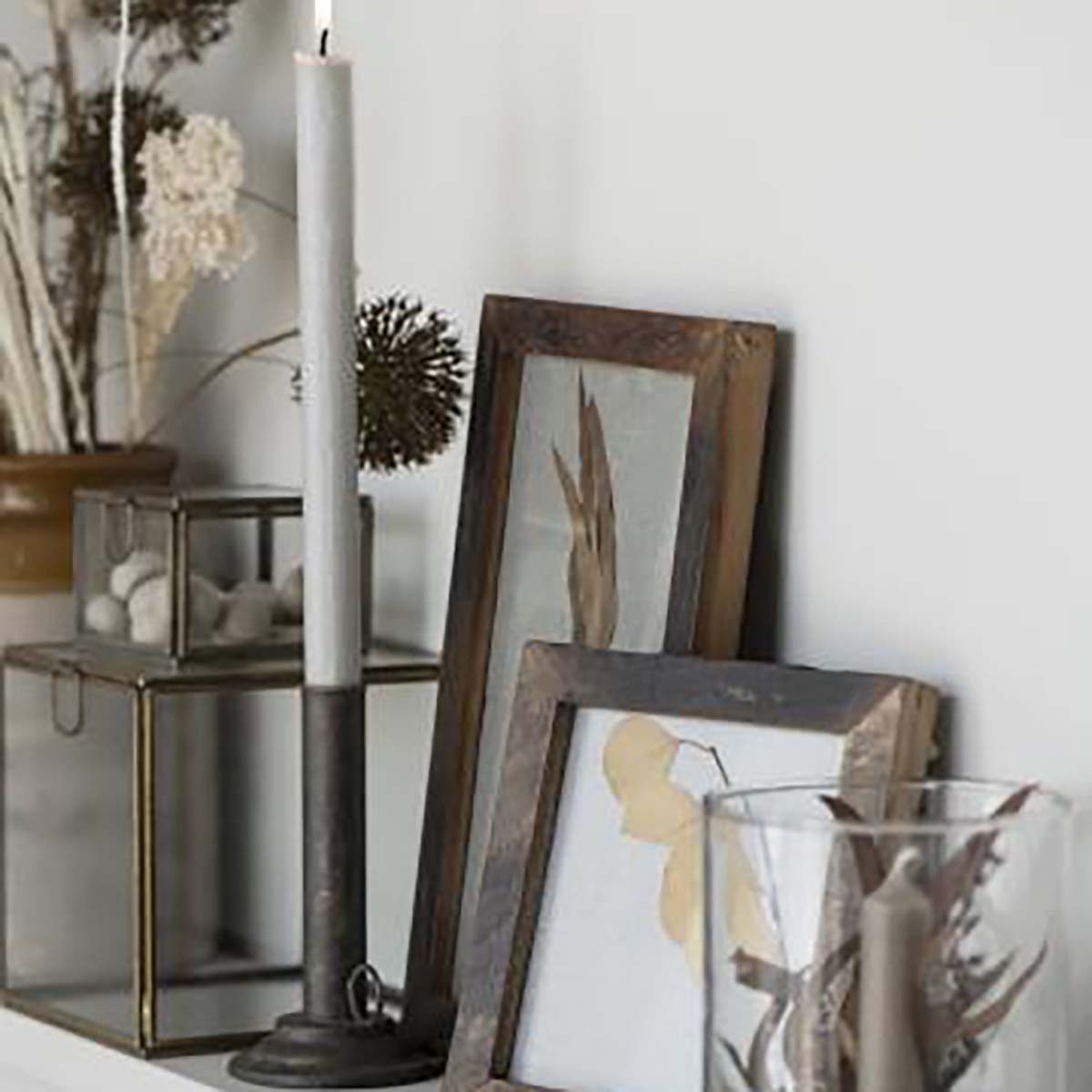 Schachtel mit 4 hohen rustikalen Stabkerzen aschegrau - athomewithpaula