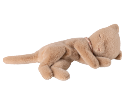maileg Schlafendes Kätzchen Plüsch, Klein – Peach - athomewithpaula