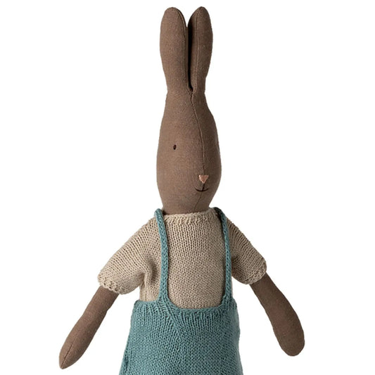 Maileg Kaninchen braun mit gestricktem Hemd und Overall, Gr. 3 – 49cm - athomewithpaula