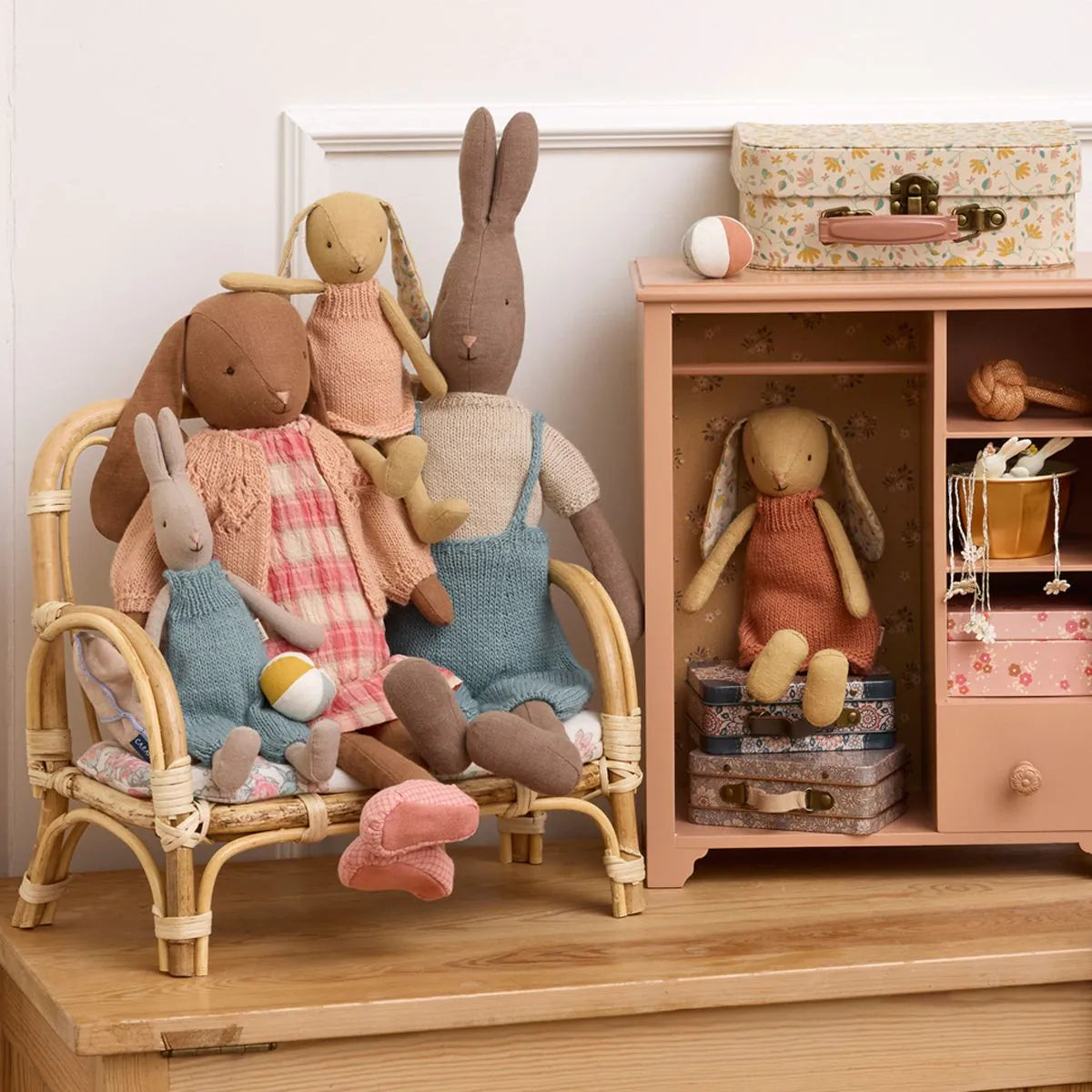 Maileg Kaninchen braun mit gestricktem Hemd und Overall, Gr. 3 – 49cm - athomewithpaula