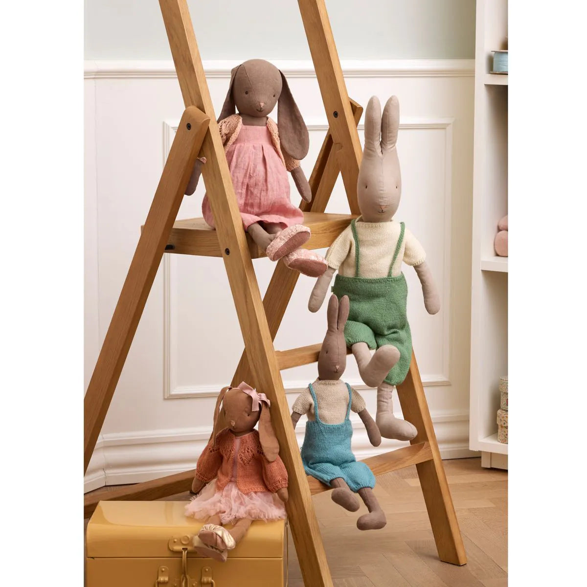 Maileg Kaninchen braun mit gestricktem Hemd und Overall, Gr. 3 – 49cm - athomewithpaula